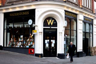 يدعو الآن المدافعون والناشطون عن LGBTQ+ شركة Waterstones إلى إعادة بائع الكتب إلى منصبه.